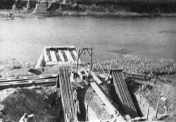 Tana bru under oppbygging, 1943. Bildet er tatt helt i start