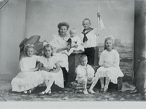 Familjebild. Major Lindenkronas familj med fru och sex barn.