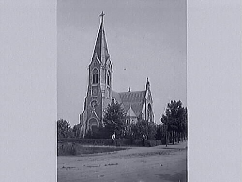 Falkenbergs nya kyrka i nygotisk stil med korsplan, ritad av arkitekt Adrian C Peterson och invigd 1892. Sedd från tornsidan.