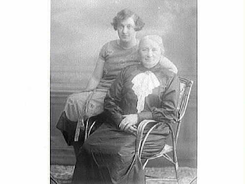 Ateljéfoto av två kvinnor. Den äldre damen är fru Anna Friberg.