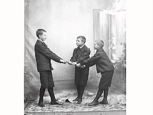 Mathildas systersöner, barn till äldsta systern Maria. William Bäckström, Charles Bäckström och Robert Bäckström. Scen med dragkamp i ateljén.