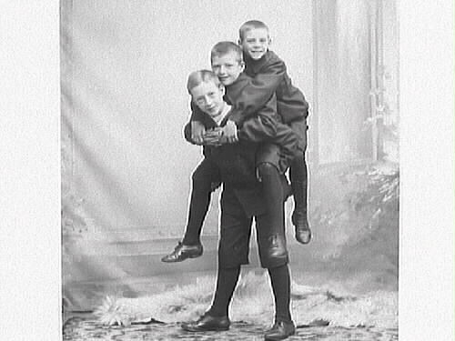 Mathildas systersöner, barn till äldsta systern Maria.  William Bäckström bär Charles Bäckström på ryggen, som i sin tur har Robert Bäckström hängande på ryggen.