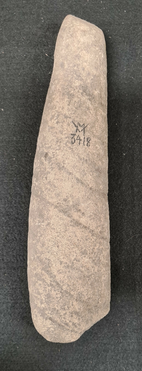 03 418: Från Svenstorp, Starrkärr socken, Västergötland. Gåva genom Th. Langer till museet av hemansägare Albin Carlsson.

Trindyxa, eggen något skadad. L. 27 cm, br. 6 cm.