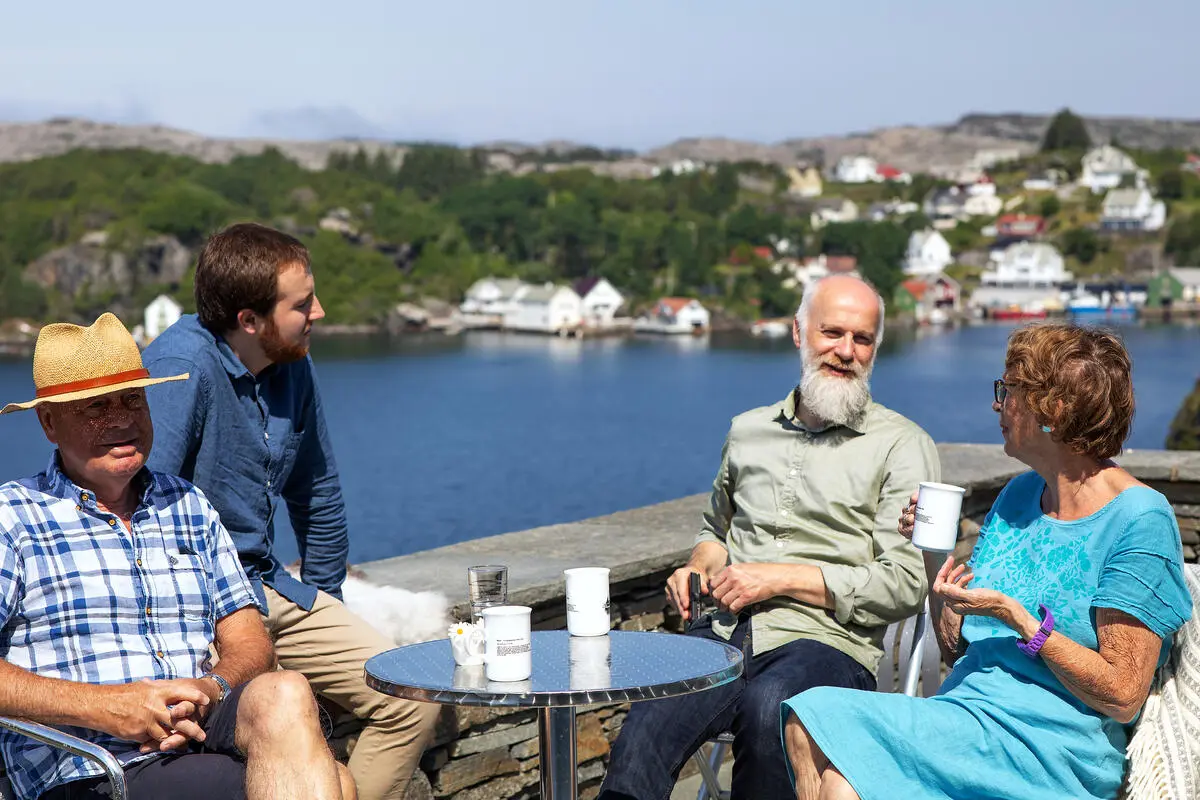 Folk drikk kaffi på terrassen utanfor museet.