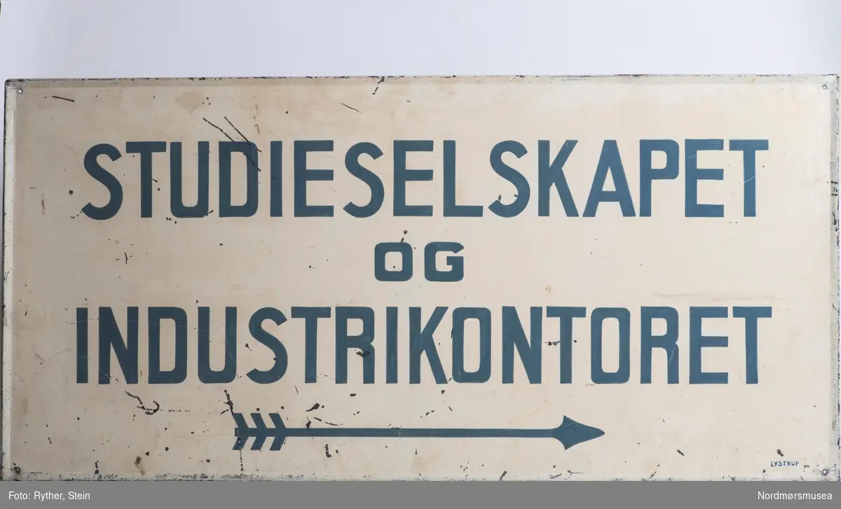 Sannsynligvis malermester Lystrup som har produsert skiltet, siden vi finner signaturen hans nede i høyre hjørne.