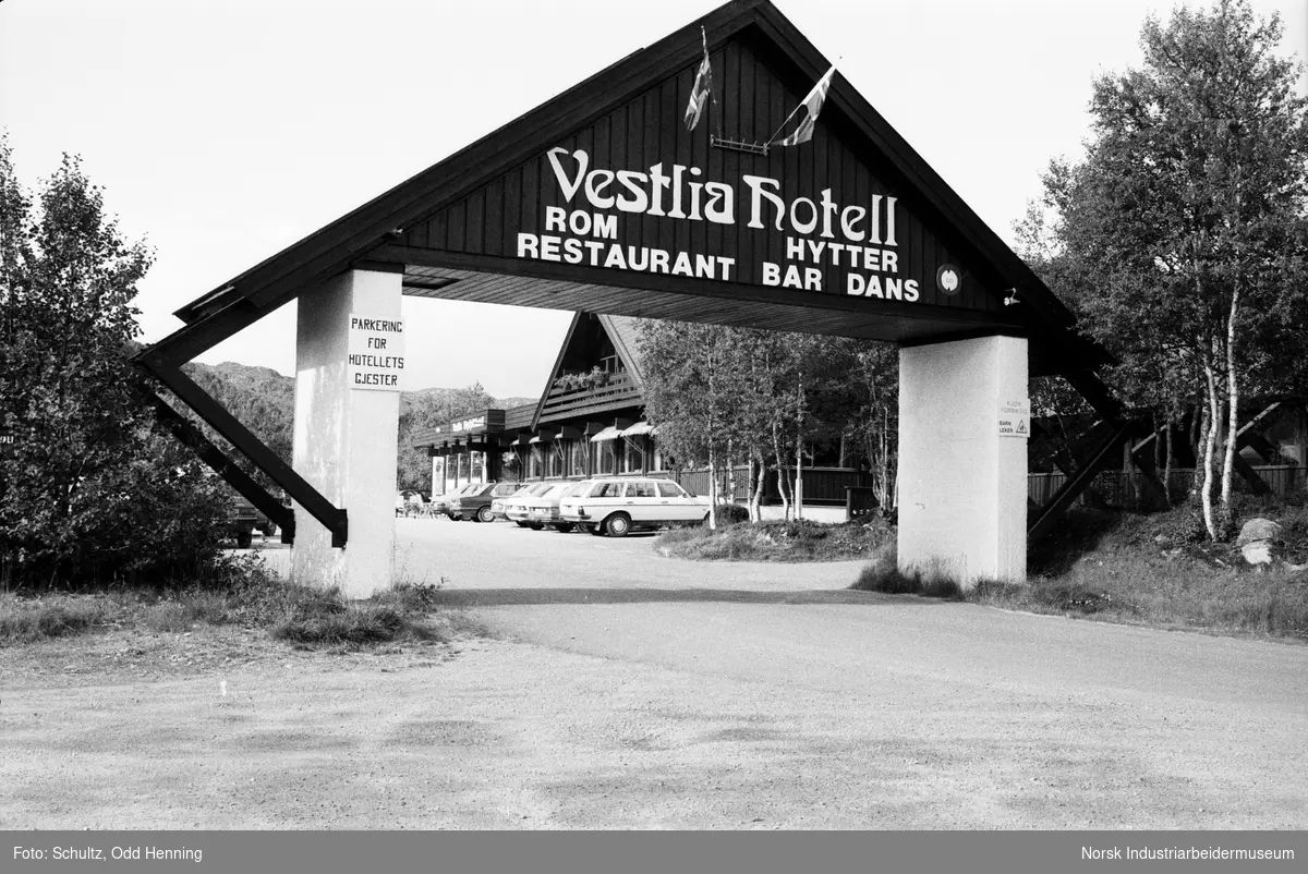 Pensjonisttur til Vestlia Høyfjellshotell på Geilo. Hotellporten.