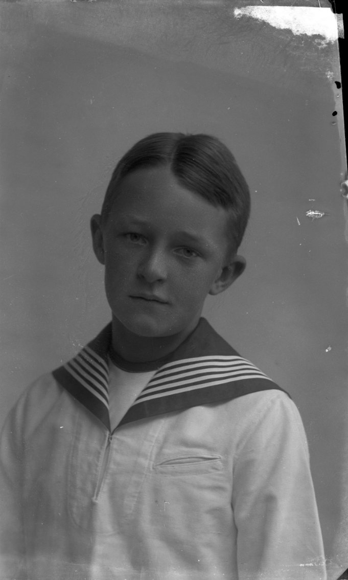 Porträtt av en pojke i sjömansplagg.