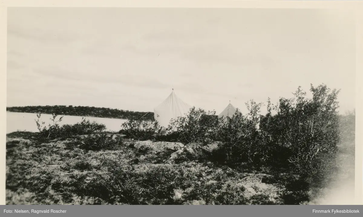 Teltleir ved vatnet i Finnmarksvidda under en landmålerekspedisjon. Ragnvald Roscher Nielsen var en av deltakere på denne ekspedisjonen i 1929. 