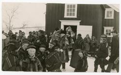 Påskegudstjenesten i Kautokeino i  1932. "Kirkealmue" med sa