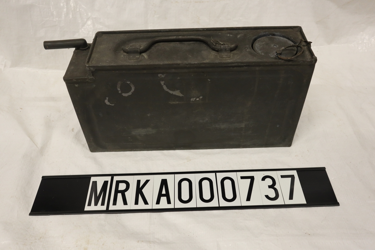 Kulspruta m/1936 är vattenkyld. Lådan fylldes med vatten och kopplades samman med kulsprutan för att denna skulle kylas vid eldgivning.