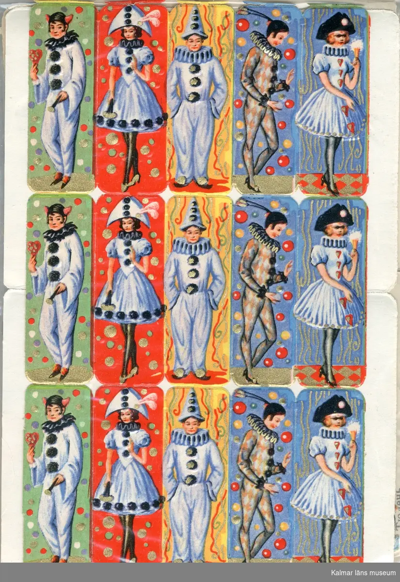 Kvinnor och män i harlequin-dräkter och hattar. Fem olika motiv, tre av varje.
