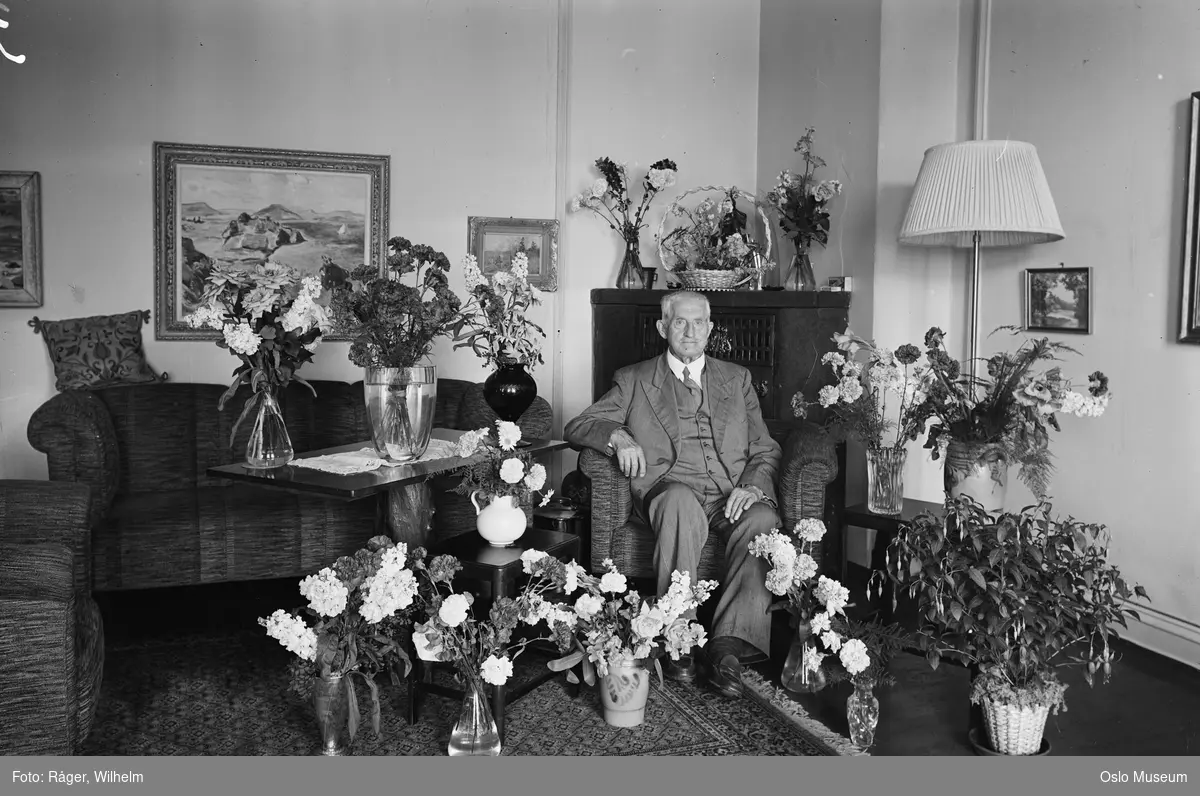 interiør, stue, mann, fotograf, postkortutgiver, 90-årsjubilant, blomsterbuketter