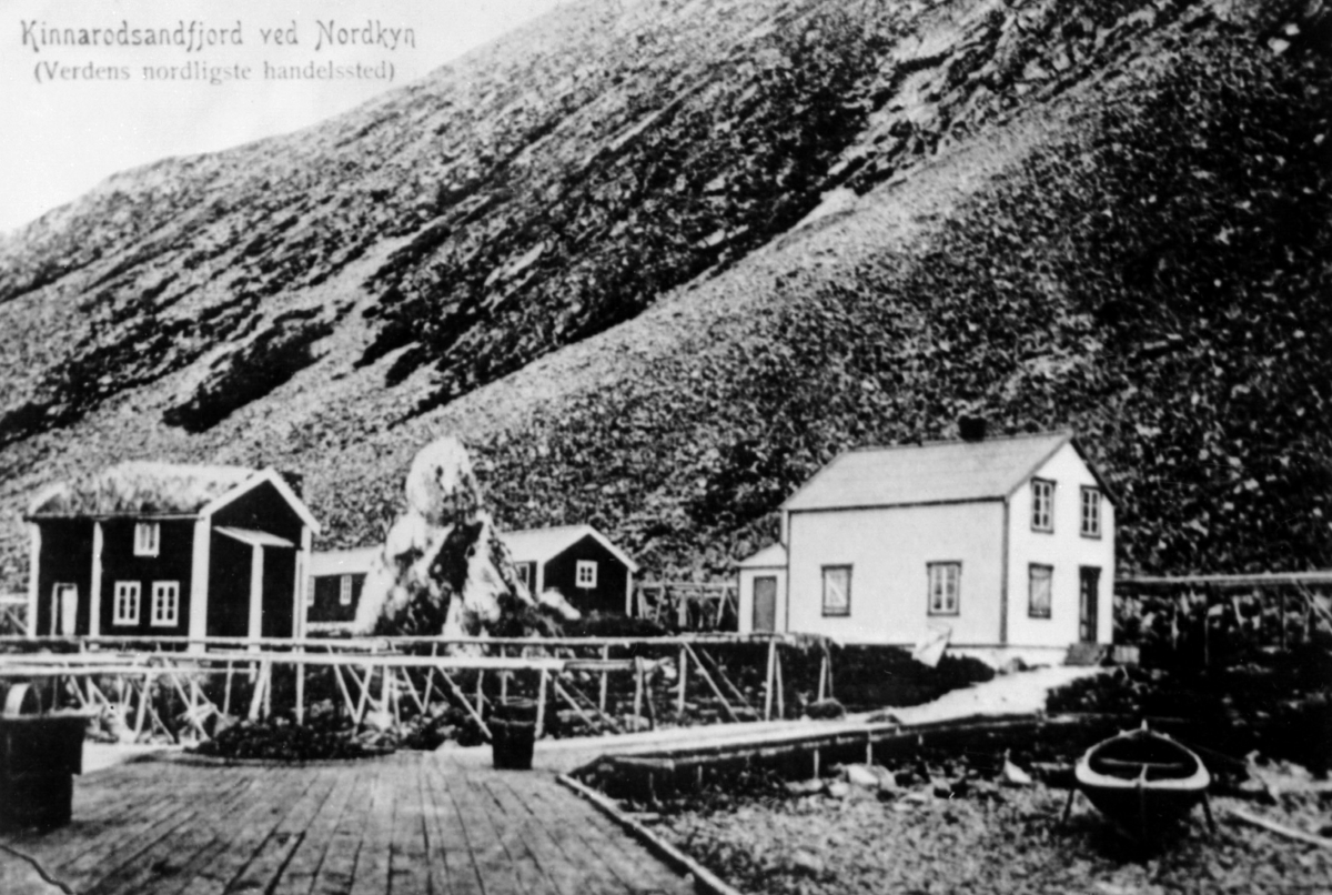 Handelsstedet Sandfjord ved Kinnarodden, 1909. Innskrift på postkortet: Kinnarodsandfjord ved Nordkyn (Verdens nordligste handelssted).