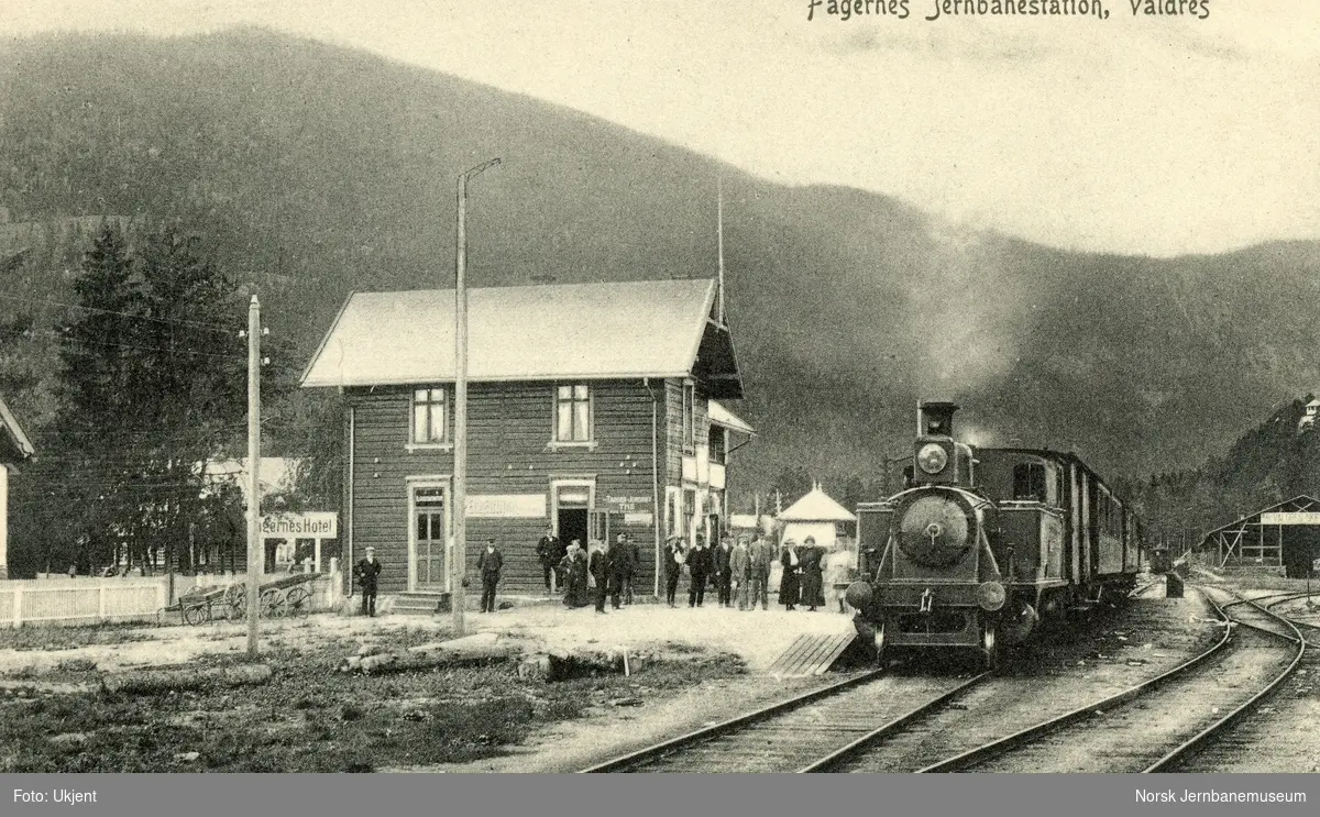 Et av Valdresbanens damplokomotiver nr. 1-4 med tog på Fagernes stasjon