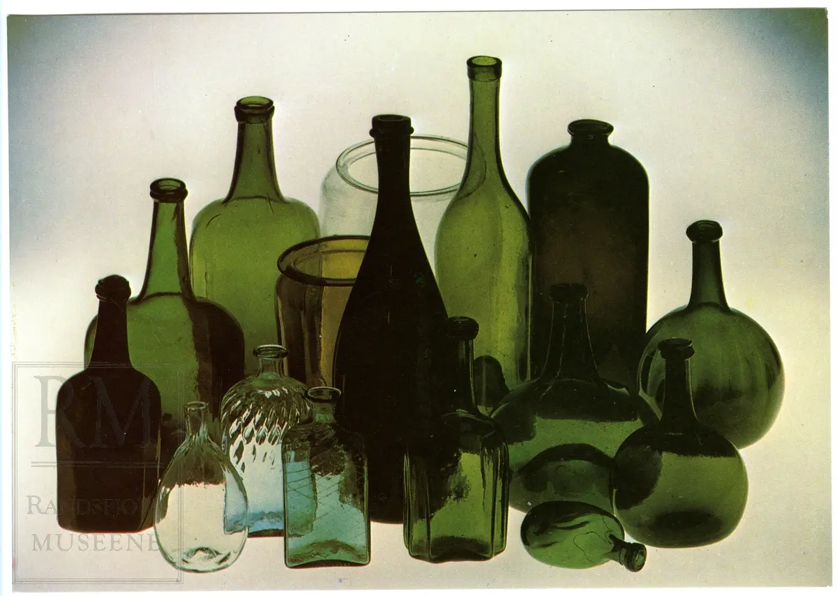 Forskjellige typer flasker og buteljer fra flere glassverk.
