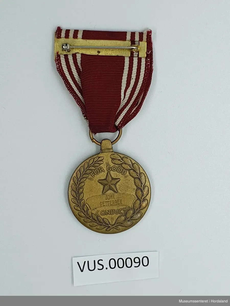 Medalje festet i rødt silkebånd med tre hvite smale striper på hver side, som representerer hæren i US. 

På medaljens fremside er en ørn med spredet vinger, som representerer årvåkenhet og overlegenhet. Et horisontalt liggende sverd viser til loyalitet. En bok representerer tilegnet kunnskap og evner. 

Medaljens bakside viser en enslig stjerne som representerer fortjeneste. Stjernen blir omkranset av en  to grener til en krans, en eikeløvs grein og en grein med laurbær  som representerer styrke og belønning.