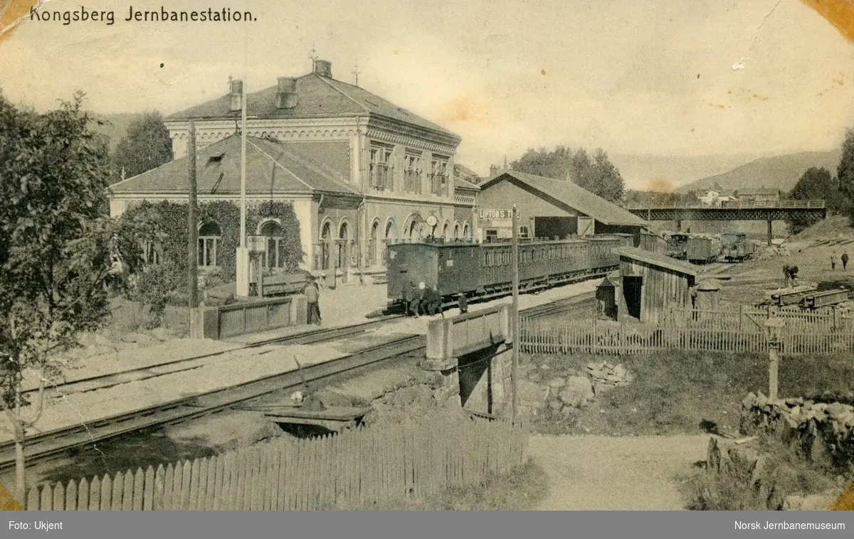 Kongsberg stasjon med persontog ved plattformen