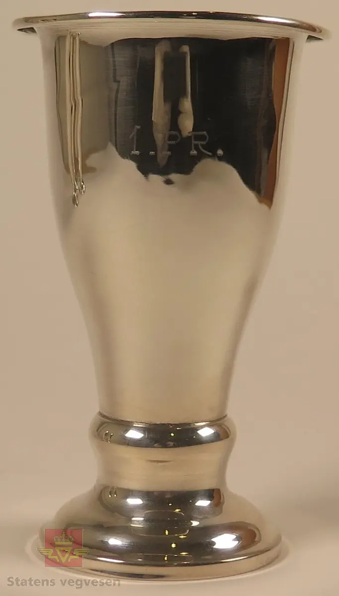 Pokal laget av sølv formet som et beger.
