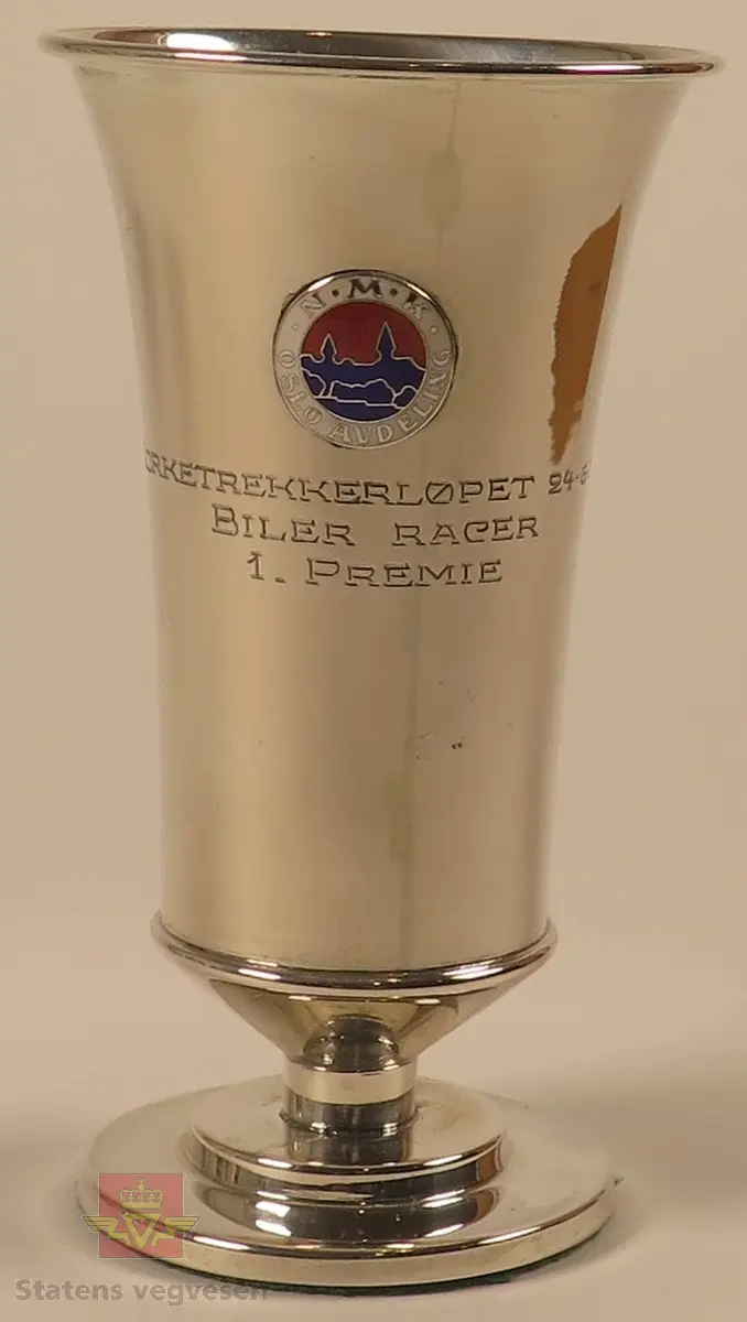 Pokal laget av sølv formet som et beger.
