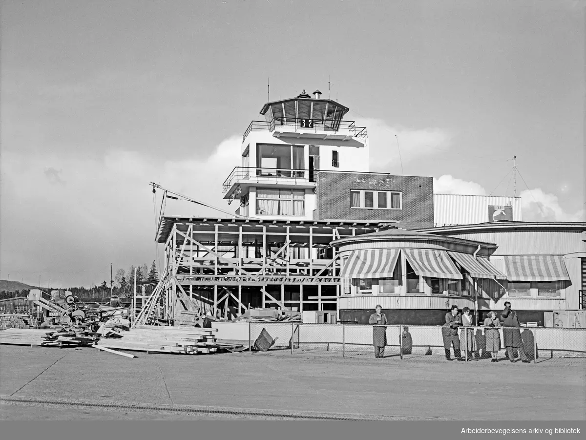 Utbygging av terminal og tårn på Oslo Lufthavn Fornebu. April 1953.