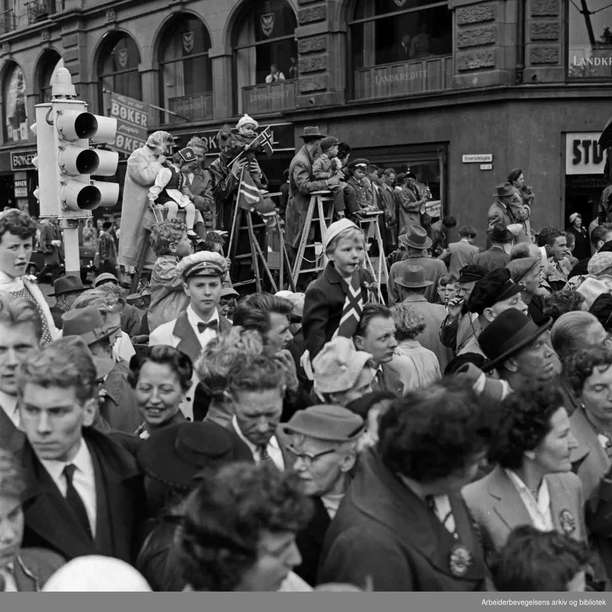 Publikum. Tilskuere. Barnetoget. Hjørnet av Karl Johans gate og Universitetsgata. 17. mai 1959.