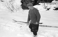 Yrkesfiskeren Paul Stensæter (1900-1982) viser fram ei av tr