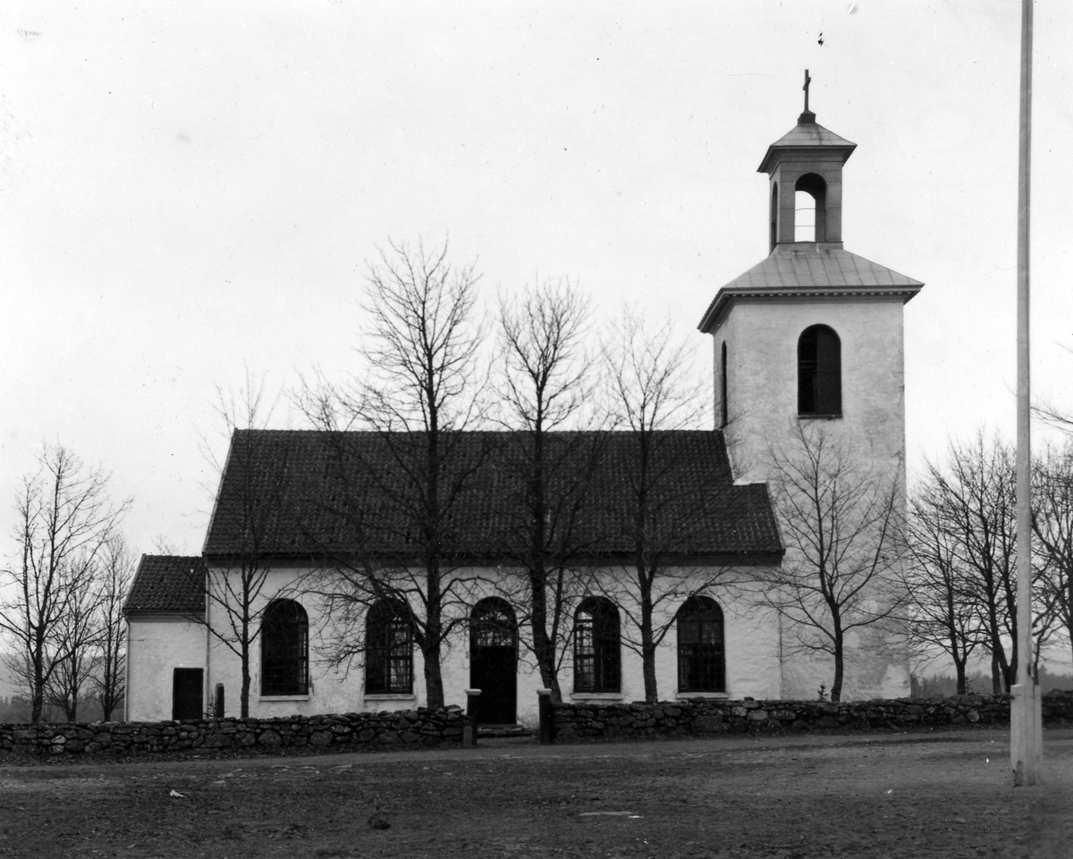 Ödenäs kyrka, uppförd 1840. Med dopfunt och vigvattenkärl från 1200-talet.