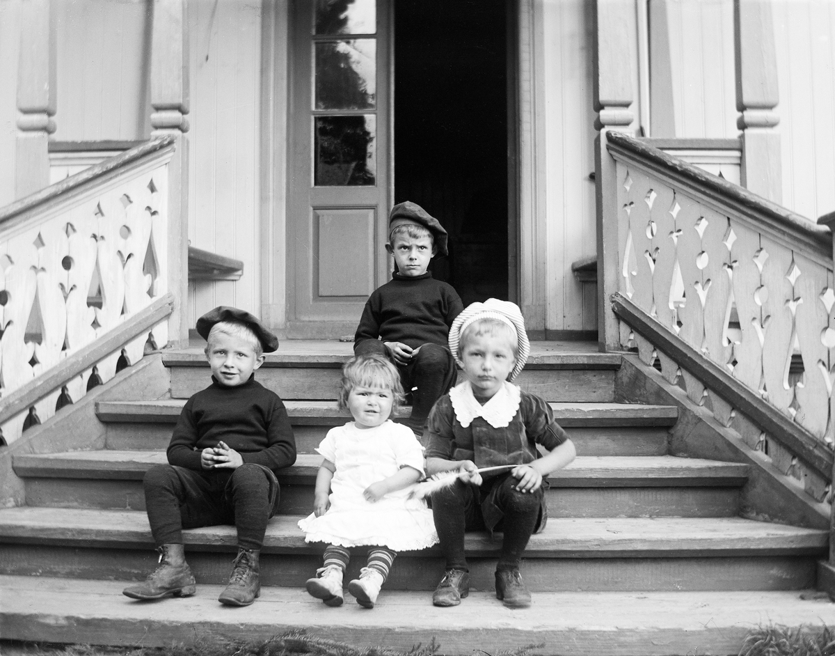 Fire barn på en trapp tilhørende Viken Gård.