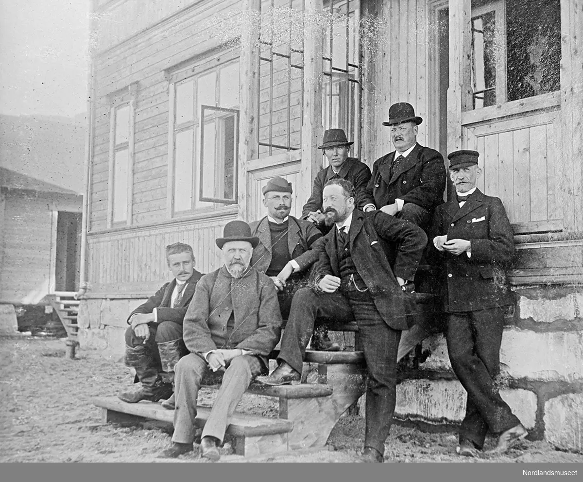 Narvik, Bolagets ledelse på trappa på Bromsgård. Bl.a. Ulrich, Ole W. Lund (bilde nr. 1), Eriksson (bilde nr. 2) og Gustav E. Broms.