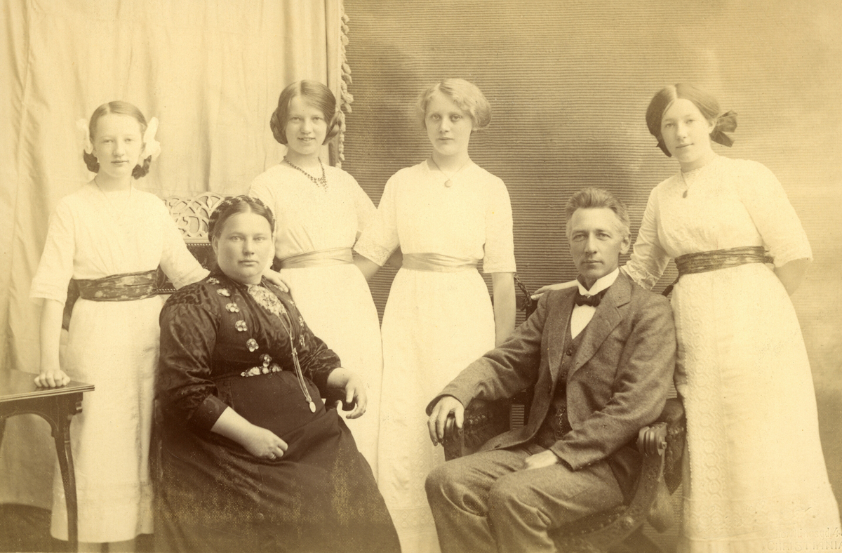 Aslaug og Olav Sannes med tre døtre og ei anna jente.