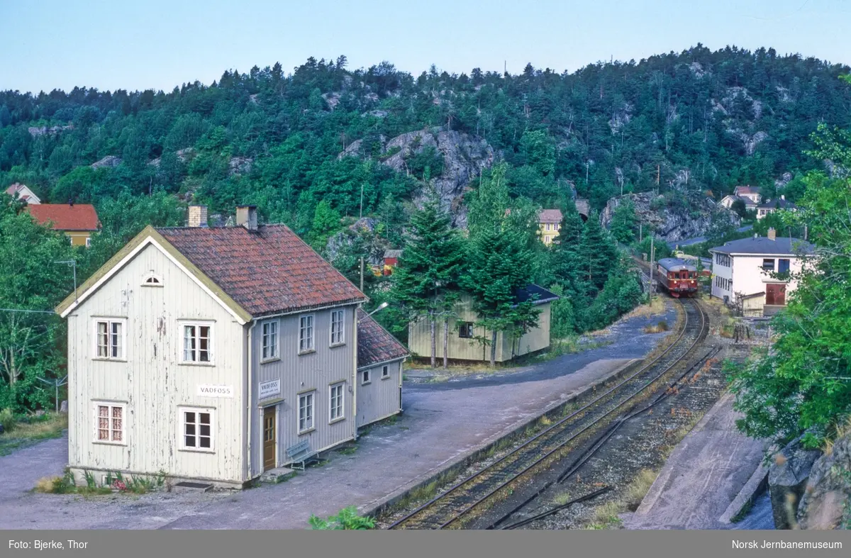Vadfoss stasjon med ankommende tog til Kragerø