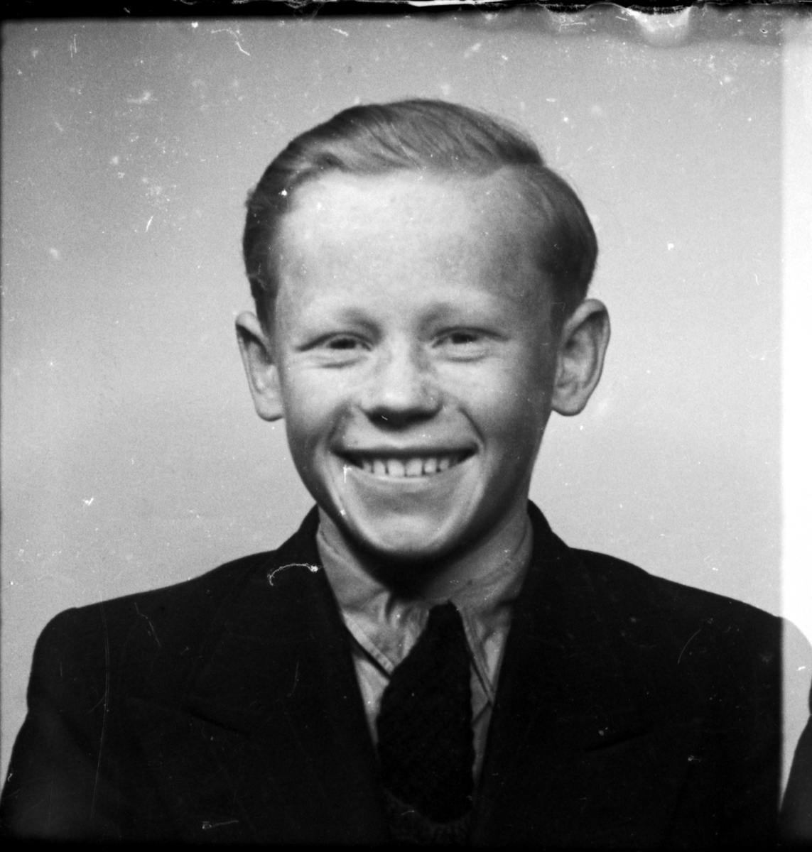 Ateljéporträtt - pojken Nilsson från Ed, Östhammar, Uppland