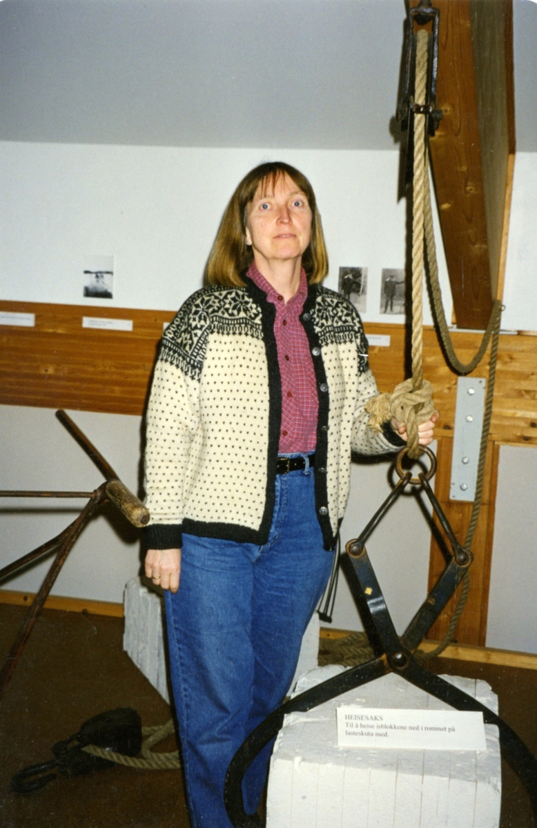 Inger Kristine Bratland står i isutstillingen 1998. Tatt i forbinnelse med "Siste istid i Kragerø".