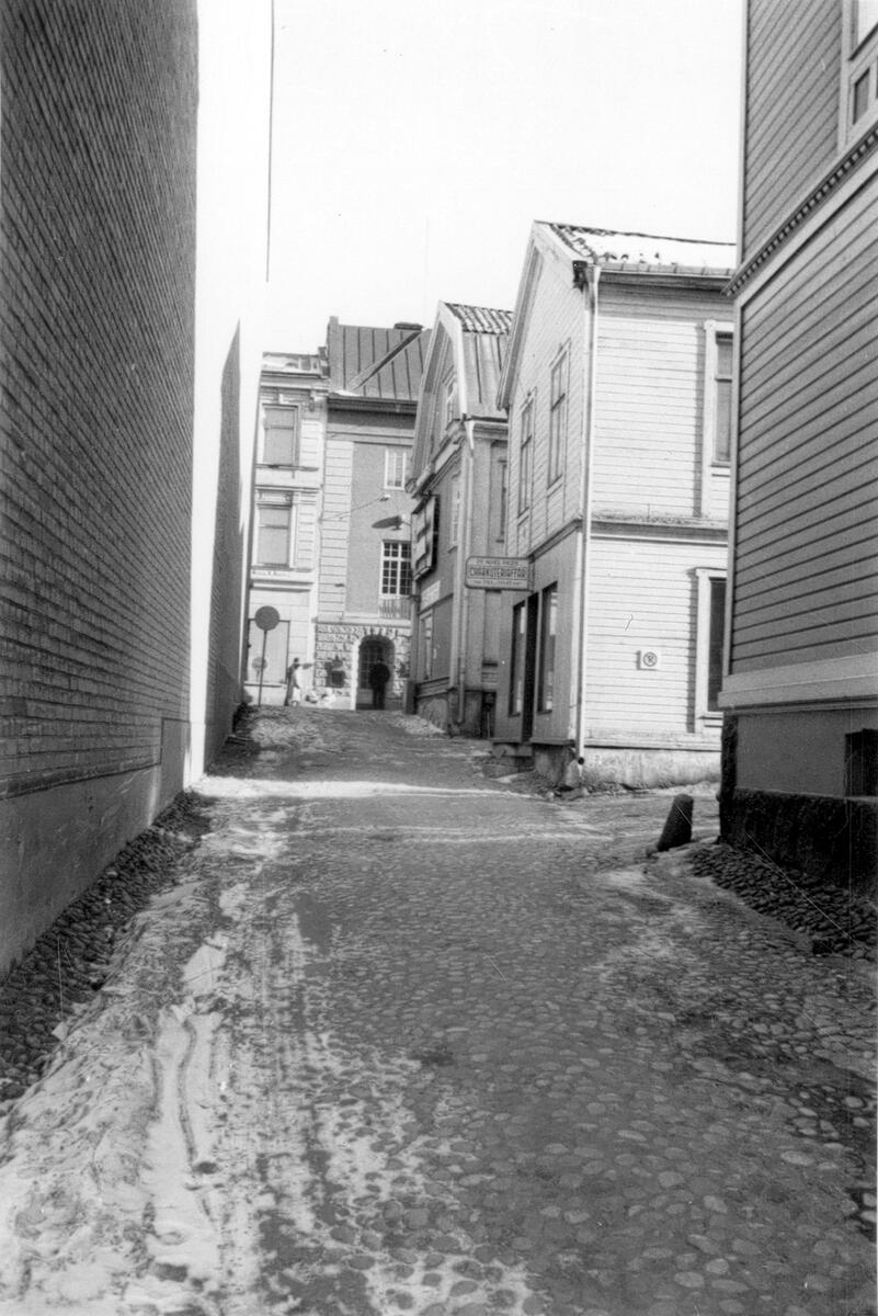 Gränd genom kvarteret mellan tomterna nr 3 och 5. Till höger i bildens mitt Sjögatan.
