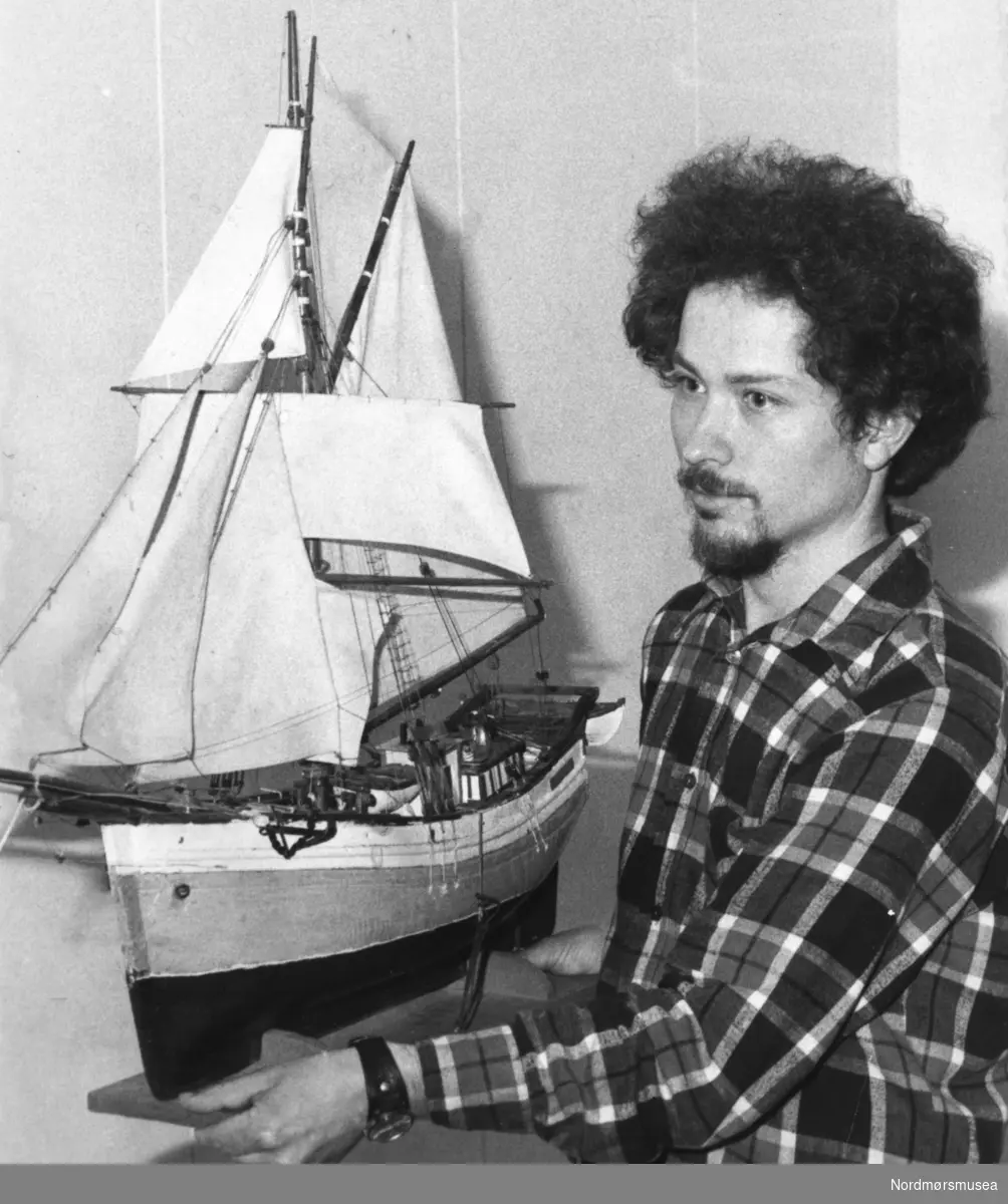 Karl Ragnar Gjertsen. Med en seilskute modell.
Bildet er fra avisa Tidens Krav sitt arkiv i tidsrommet 1970-1994. Nå i Nordmøre museums fotosamling.