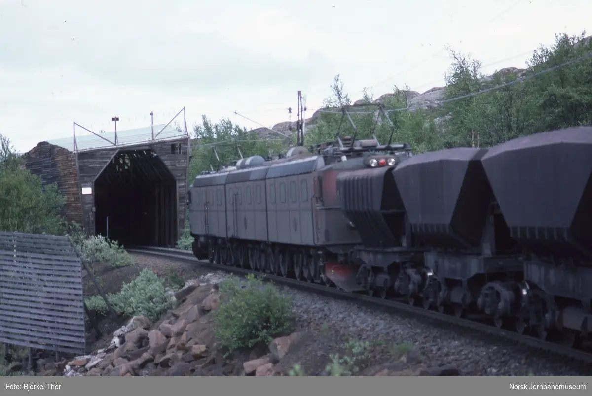 Malmtog 7313 mellom Bjørnfjell og riksgrensen, trukket av elektrisk lokomotiv Dm3