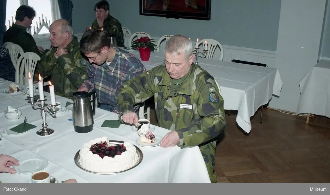Fika efter spadtaget i trianon.

Mj Kurt-Lennart Larsson, tar en tårtbit.

I bakgrunden: chefen I 12/Fo 17 överste Wilhelm af Donner.