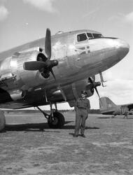 Et passasjerfly ved navn Douglas DC-3 Dakota på Fornebu. Pil