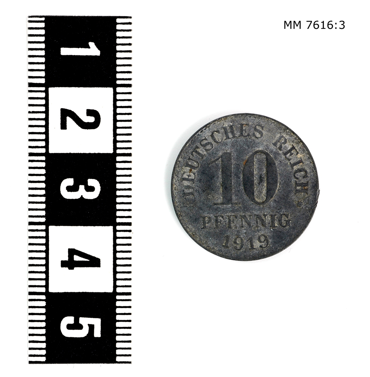 Mynt av järn, 10 pfennig Tyskland. Präglad på ena sidan: figur av en örn, på andra sidan: "Deutsches reich 10 pfennig 1919".