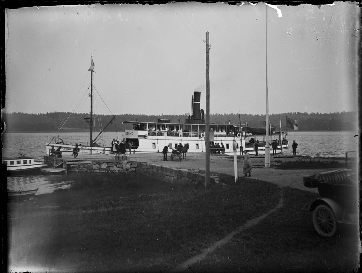 Ångbåten Ekolsund vid kajen, Uppland