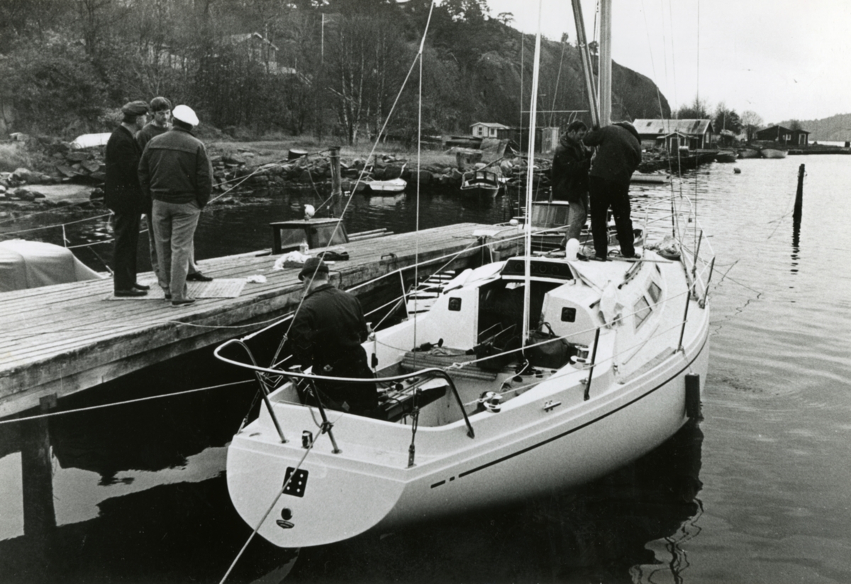 Linge-båten Gambling ved brygga i Fevik, Grimstad.