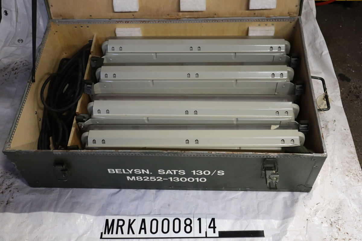 Belysningssats 130/S ingår i koksläpvagn 104 (MRKA.000609).
Satsen innehåller 4 st armaturer.