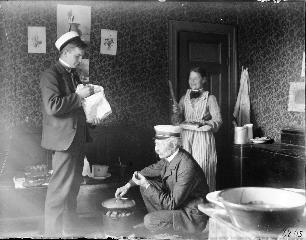 Birger och Herman Enlund i köket 9 juni 1905