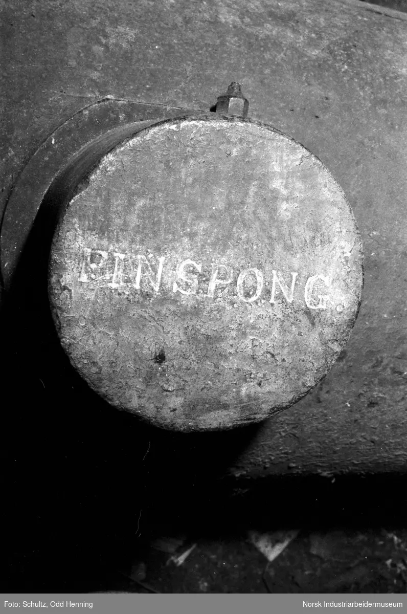 Akselside gammel kanon merket "FINSPONG"