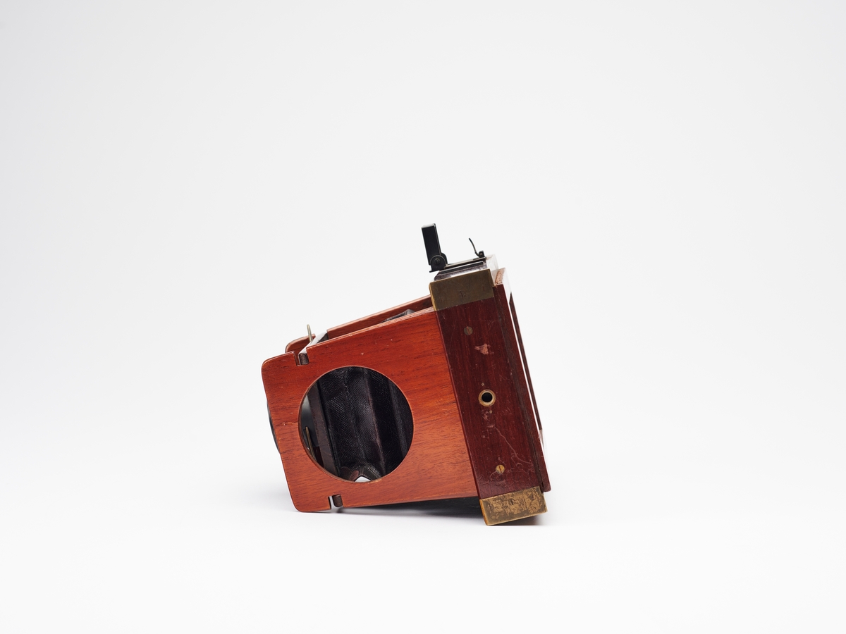 Sammenleggbart trekamera produsert fra ca. 1890 av J.F. Shew & Co. Fra ca. 1895 kunne Eclipse kameraene fra J.F. Shew & Co være utstyrt med både platerholder og Eastman-Walker rullfilmholder.