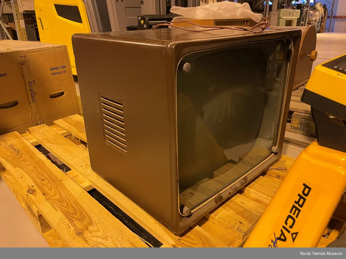 David-Andersen 21-tommers s/hv-TV produsert i Oslo. D-A samarbeidet med svenske AGA om utvikling av fjernsynsmodeller. Det ble produsert tre ulike modeller frem til ca. 1965.
Dette er den første modellen, en bordmodell som også kunne utstyres med bein. Apparatet var originalt utført i teak eller mahogny-finer, slik de fleste TV-apparater ble på denne tiden, men er senere malt brunt.