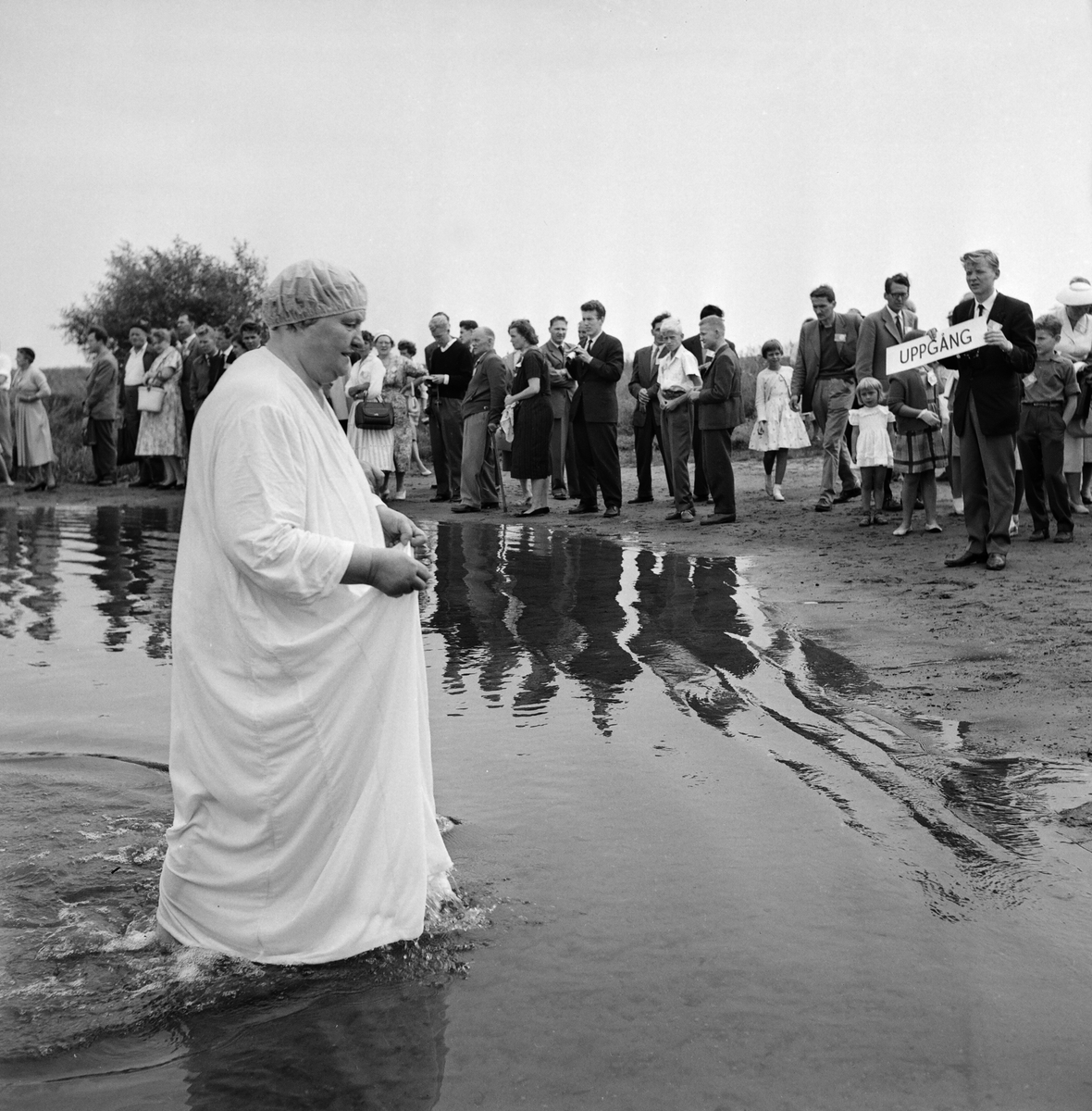 Dop av Jehovas Vittnen i sjön Roxen, Linköping, 1957.
Pressfotografier från 1950-1960-talet. Samtliga bilder är tagna i Östergötland, de flesta i Linköping.