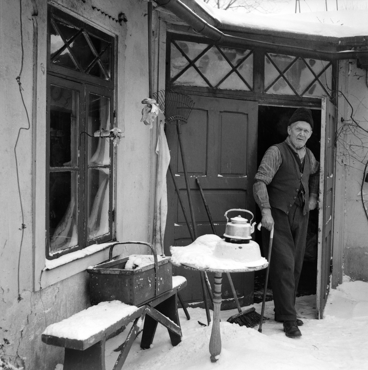 ”Filosofen på Sylten”, 78-årige Karl-Gustaf Kronström i sin iskalla bostad med en katt som enda sällskap. Bostaden var ett hus som byggdes till industri-utställningen 1906. Norrköping 1956.
Pressfotografier från 1950-1960-talet. Samtliga bilder är tagna i Östergötland, de flesta i Linköping.