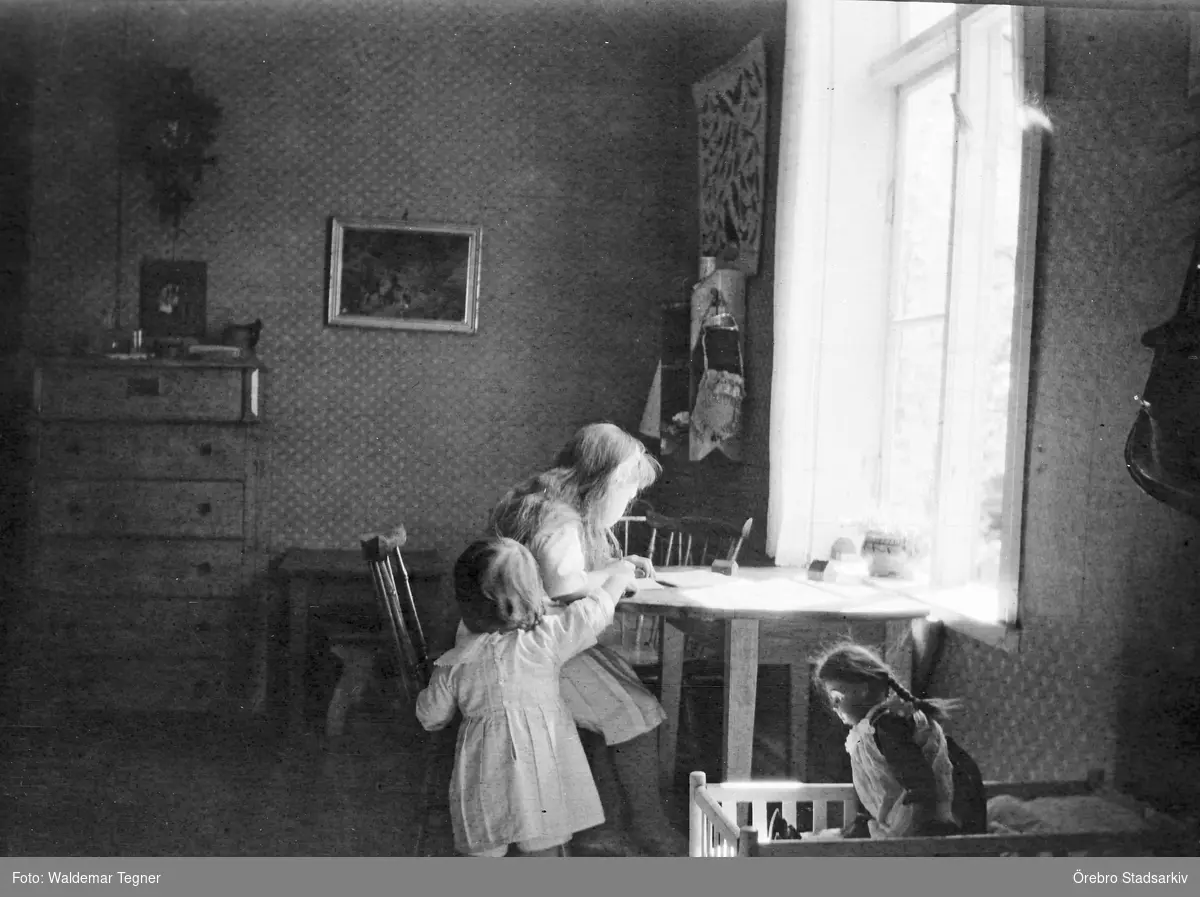 Lek i barnrummet, januari 1917

Inga Tegner född 1908 med bror Botvid född 1914