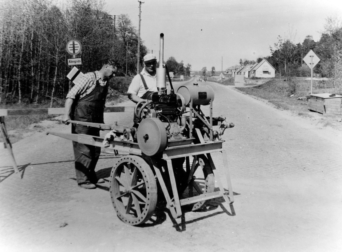 Gösta Karlsson och Gustav Karlsson med en stenstötmaskin på Göteborgsvägen vid "Gläntan".